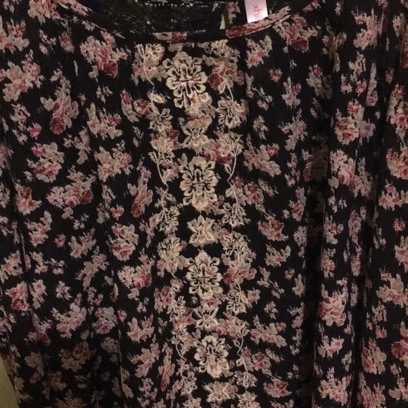 Cute floral sheer long sleeve top shoulder cutouts - Picture 3 of 7